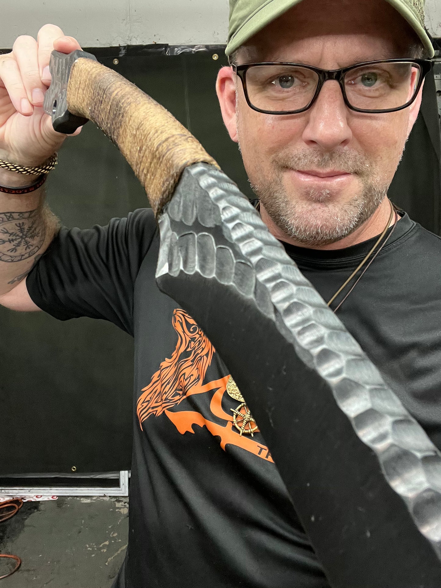 Two Handed Dragon Sansibar Trainer