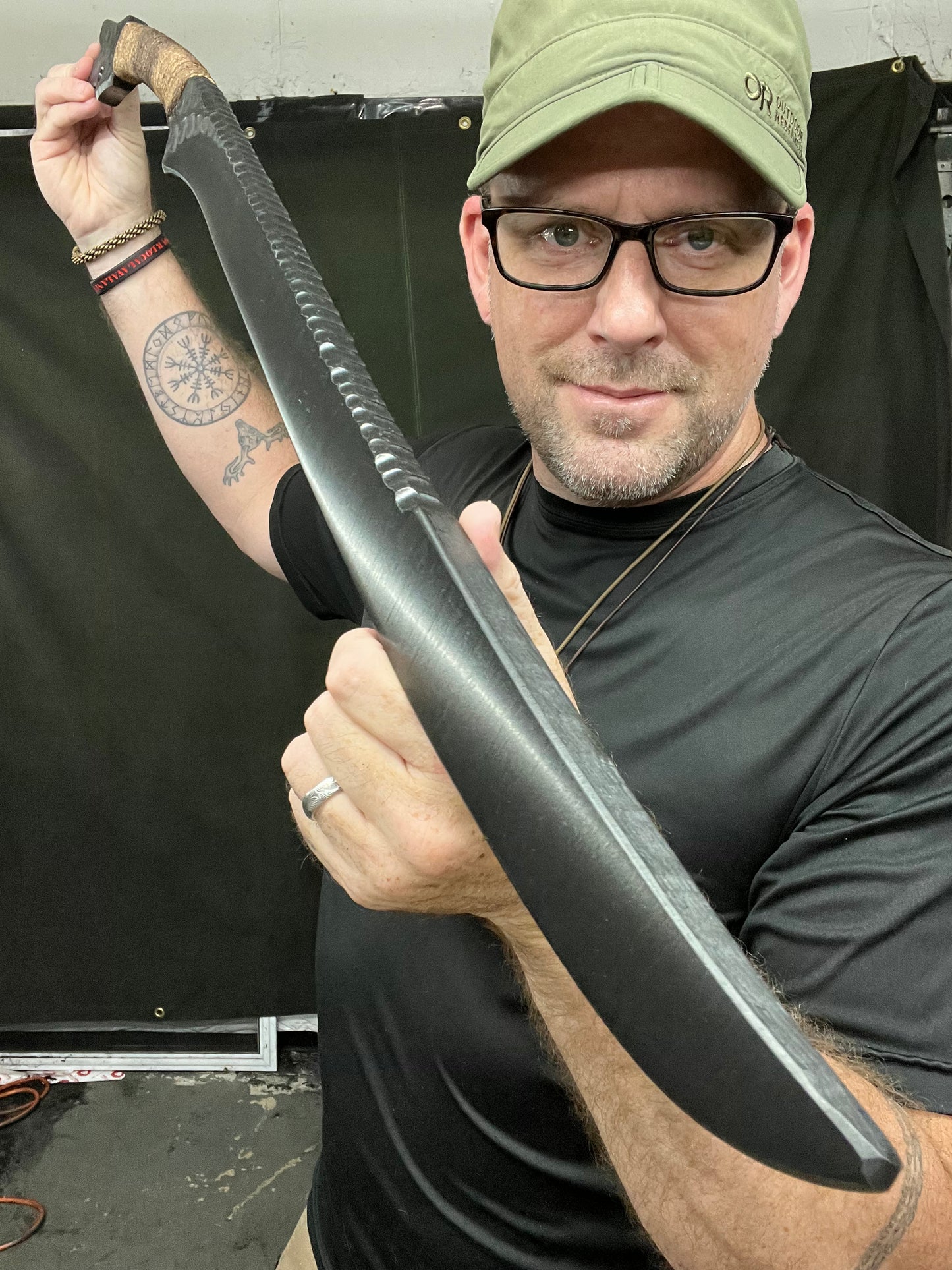 Two Handed Dragon Sansibar Trainer